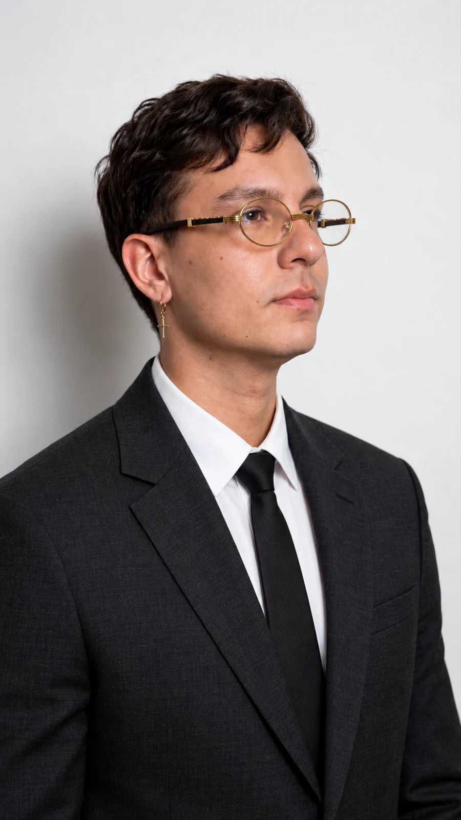 Retrato de Camilo Vallejo con gafas y traje