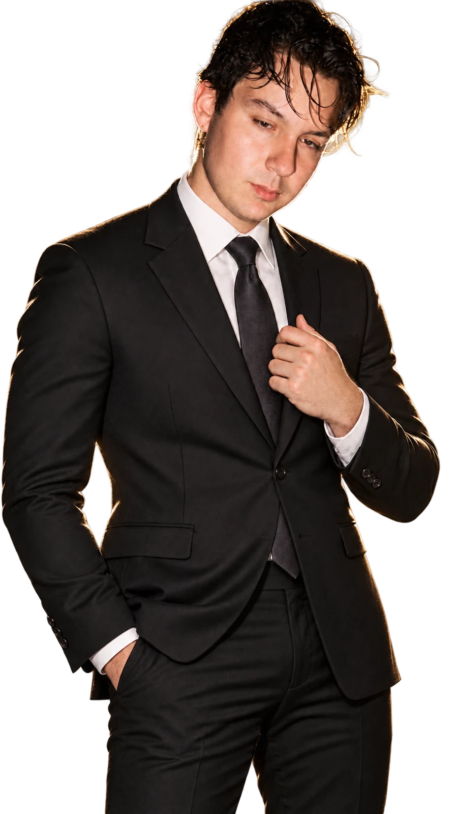 Camilo Vallejo con traje negro y corbata